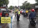 Kapolsek Asemrowo Pimpin Operasi Penertiban Masker di Jalan Tanjungsari