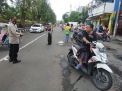 Panit Binmas Polsek Semampir Pimpin Operasi Penertiban Masker di Jalan Nyamplungan