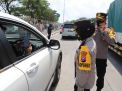 Kapolres Tanjung Perak Pimpin Operasi Penyekatan di Pos Suramadu