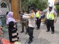 Personil Polsek Krembangan Bareng Koramil Lakukan Operasi Masker di Pasar Kalianak