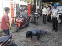 Kapolsek Asemrowo Pimpin Operasi Penertiban Masker di Jalan Asem Raya