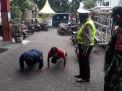 Kapolsek Asemrowo Pimpin Operasi Penertiban Masker Personil Gabungan di Depan Mako