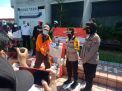 Kapolres Tanjung Perak Bagikan Bantuan Sembako Untuk Relawan & Sopir Ambulance Rumah Sakit Darurat Lapangan Tembak