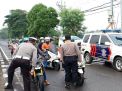 Polres Tanjung Perak Laksanakan Check Point PSBB di Exit Tol Suramadu