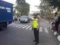 Polsek Asemrowo Atur Lalu Lintas Pagi Bantu Pekerja & Anak-anak Sekolah