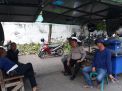 Babinkamtibmas Ampel Sampaikan Pesan Waspada Curanmor Ke Petugas Parkir