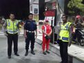 Polsek Asemrowo Patroli Malam di SPBU, Sampaikan Himbauan Waspada Uang Palsu