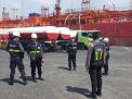 Satsabhara Polres Tanjung Perak Lakukan Pengamanan Pengisian BBM Kapal