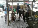Babinkamtibmas Morokrembangan Ikut Bantu Pemasangan Paving di Kampung Nelayan