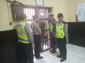 Polsek Pabean Cantikan Pantau Kesehatan Tahanan Melalui Pengecekan Rutin Setiap Hari