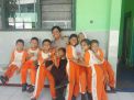 Babinkamtibmas Tambak Wedi Narsis Bareng Pelajar SD