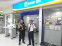 Satsabhara Polres Tanjung Perak Lakukan Pengawalan Petugas Bank