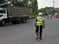 Satlantas Polres Tanjung Perak Atur Lalu Lintas Pagi, Lancarkan Keberangkatan Pekerja