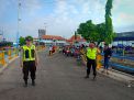 Anggota Posyan Utama Polres Tanjung Perak Pantau Arus Mudik di Pelabuhan Ujung