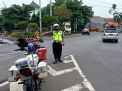 Satlantas Polres Tanjung Perak Lakukan Pengaturan Lalu Lintas Pagi Cegahy Kemacetan
