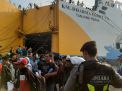 Satsabhara Polres Tanjung Perak Kawal Penumpang KM Dharma Ferry VII di Pelabuhan GSN