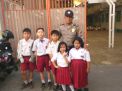 Babinkamtibmas Bongkaran Narsis Bersama Murid-Murid SD Sasana Bhakti