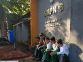 Babinkamtibmas Bongkaran Sampaikan Pesan Rajin Belajar Ke Murid-Murid SMPN 8