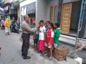 Panit Binmas Polsek Semampir Sampaikan Larangan Berjudi Kepada Anak-Anak Warga Jalan Sumbo