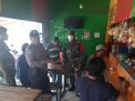Babinkamtibmas Krembangan Utara Bareng Babinsa Bubarkan Pengunjung Warkop