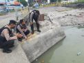 Satsabhara Polres Tanjung Perak Pantau Ketinggian Air Laut, Antisipasi Potensi Banjir