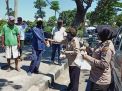 Polsek Kenjeran Bersama Polwan Bagikan Nasi Bungkus Ke Penarik Becak & Sopir Angkot