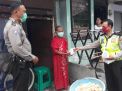 Polsek Krembangan Bagikan Nasi Bungkus Untuk Warga Pemukiman