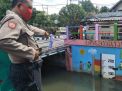 Polsek Kenjeran Pantau Debit Air, Antisipasi Potensi Banjir