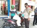 Bakti Sosial Peringati HUT Bhayangkara Ke-74, Babinkamtibmas Takal Kedinding Bagikan Sembako Beras
