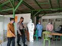 Babinkamtibmas Takal Kedinding Lakukan Pengamanan Swab Tes di Puskesmas