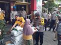 Kapolsek Asemrowo Pimpin Pengamanan Pembagian Bantuan Beras Untuk Warga Miskin Dari Pengusaha Peduli NKRI