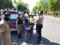 Polsek Kenjeran Bagikan Bantuan Beras Kepada Masyarakat Warga Jalan Raya Cumpat