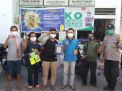 Babinkamtibmas Perak Timur Bersam Anggota Polres Tanjung Perak Berikan Bantuan Sarana Kontak Untuk Kegiatan Siskamling