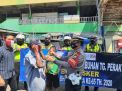 Satlantas Polres Tanjung Perak Bagikan Masker Cuma-Cuma