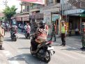 Polsek Krembangan Laksanakan Penertiban Masker di Jalan Tambak Asri Bersama Koramil
