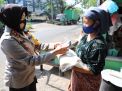 Kapolres Tanjung Perak Bagikan Beras & Masker Kepada Masyarakat di Sekitar Mako