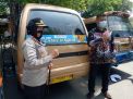 Kapolres Tanjung Perak Pasang Stiker Kampanye Bermasker di Kendaraan Umum