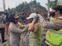 Kapolres Tanjung Perak Bagikan Masker Ke Pekerja Bangunan