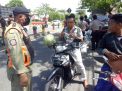 Polsek Kenjeran Gelar Operasi Penertiban Masker di Jalan Kedung Cowek