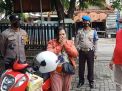 Kapolsek Asemrowo Pimpin Operasi Masker di Depan Kantor Kecamatan