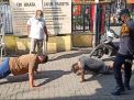 Personil Polsek Asemrowo Bareng Linmas & Satpol PP Lakukan Operasi Masker di Depan Kantor Kecamatan