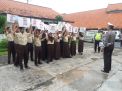 Kapolsek Krembangan Sosialisasikan Tertib Berlalu Lintas di Program Rabu Narsis