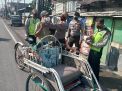 Polsek Krembangan Lakukan Operasi Penertiban Masker di Pasar Kalianak Sekaligus Bagikan Masker