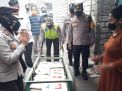 Kapolres Tanjung Perak Didampingi Kapolsek Asemrowo Bagikan Beras & Masker Kepada Warga Nelayan Sontoh Laut