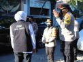 Gubernur Jatim Bersama Kapolda & Forkopimda Serahkan Ratusan Sembako & Masker Untuk Warga Bulak Banteng