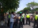 Polsek Krembangan Bagikan Bantuan Sembako Kepada Ojek Online & Penarik Becak
