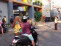 Babinkamtibmas Bongkaran, Atur Lalu Lintas Pagi di Jalan Bunguran