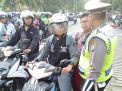 Personil Satlantas Polres Tanjung Perak Beri Peringatan Bahaya Tak Pakai Helm