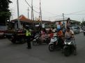 Unit Lantas Polsek Asemrowo Atur Lalu Lintas Pagi di Jalan Tambak Mayor