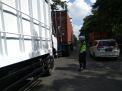 Satlantas Polres Tanjung Perak Bantu Evakuasi Truk Mogok